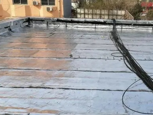 广河卫生间漏水维修公司分享下广河屋面楼顶防水刚性防水层施工要点。